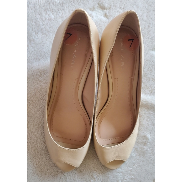 Tahari leather pep toe heels - Picture 3 of 11